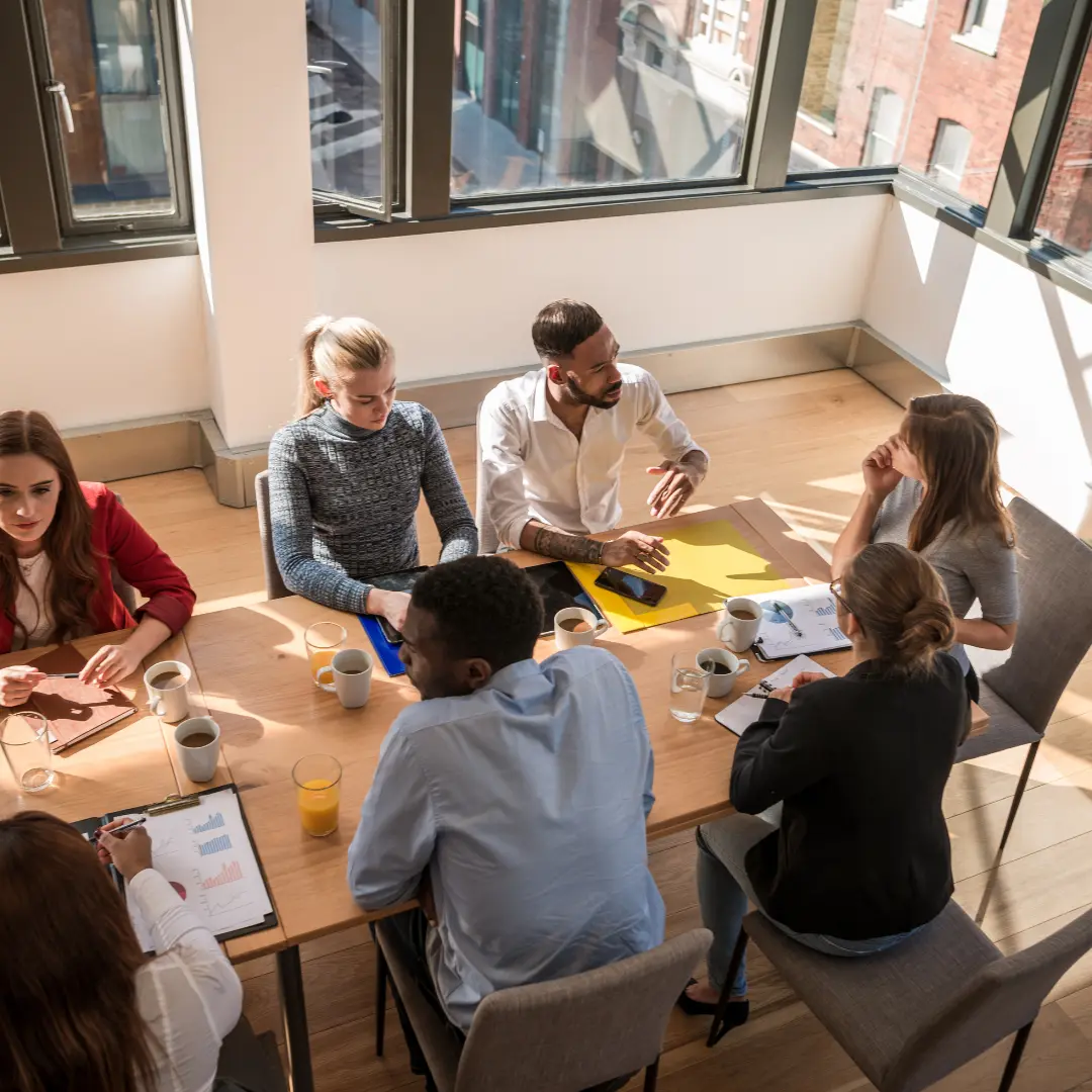 Un groupe réuni autour d'une table de travail lumineuse
