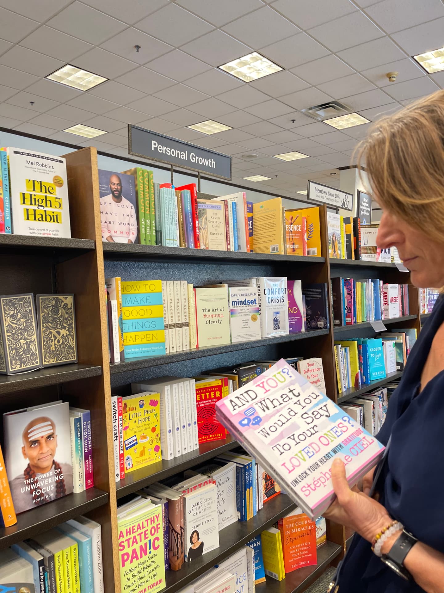 Stéphanie Ciel, cofondatrice d'ELBI, tenant son livre dans une librairie