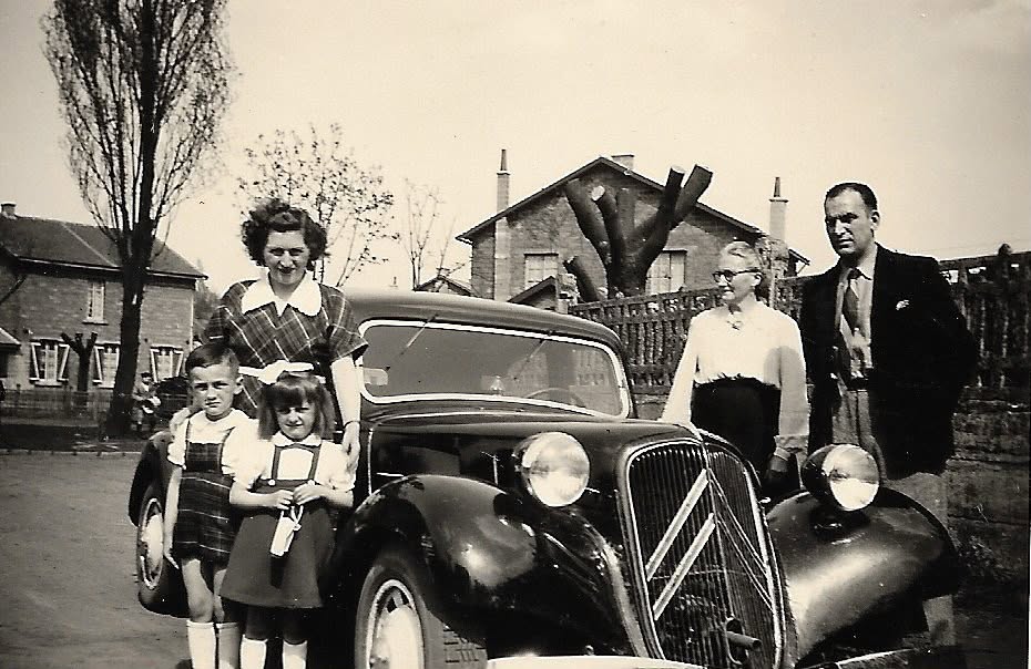 La famille Ciesielski posant devant une Citroën Traction Avant dans une rue du Nord, années 1950