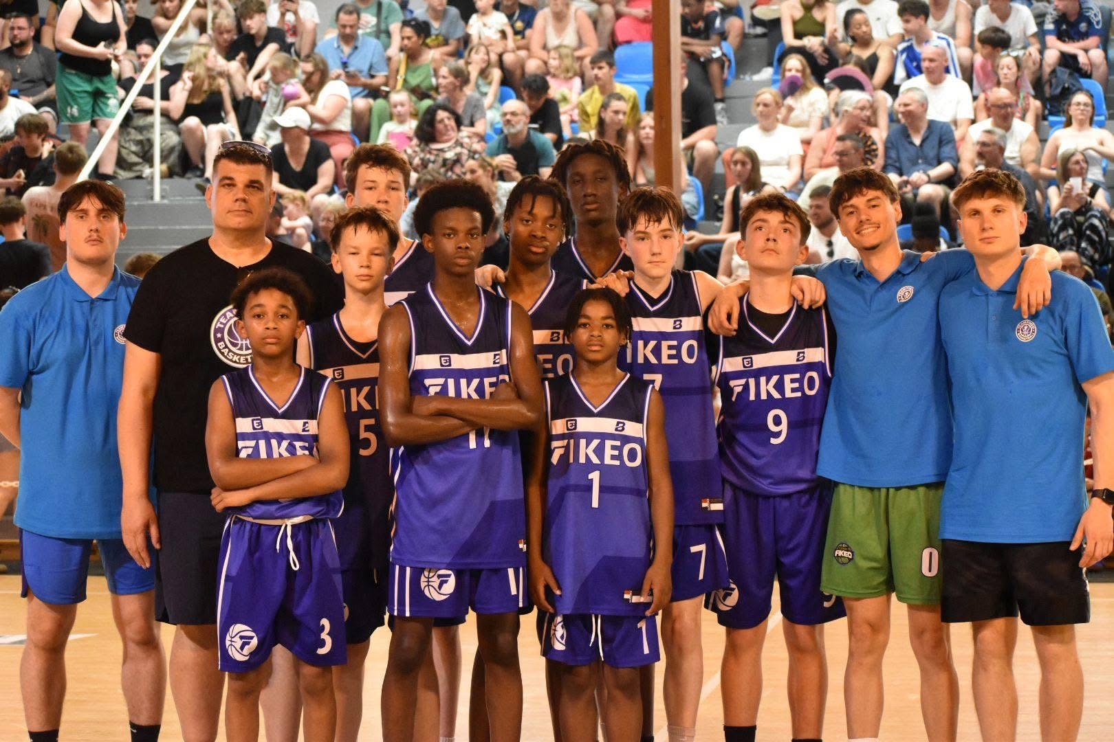 L'équipe Team Fikeo réunie sur le terrain devant les tribunes
