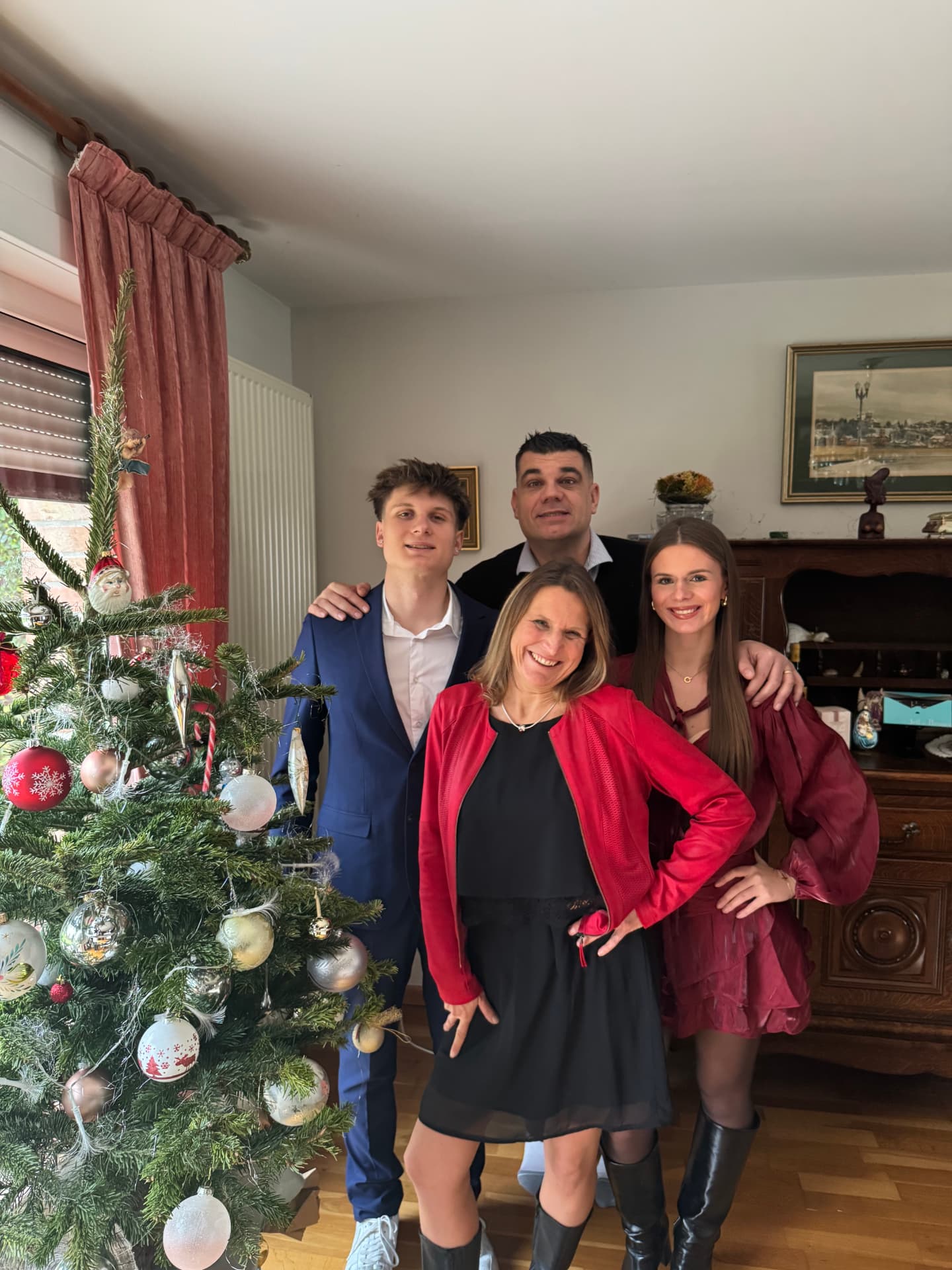 La famille ELBI réunie autour du sapin de Noël