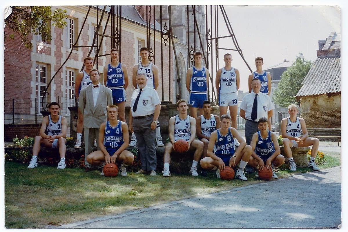 Jean Pierre Ciesielski avec son équipe de basket, jeunes joueurs en tenue Ducamp UD